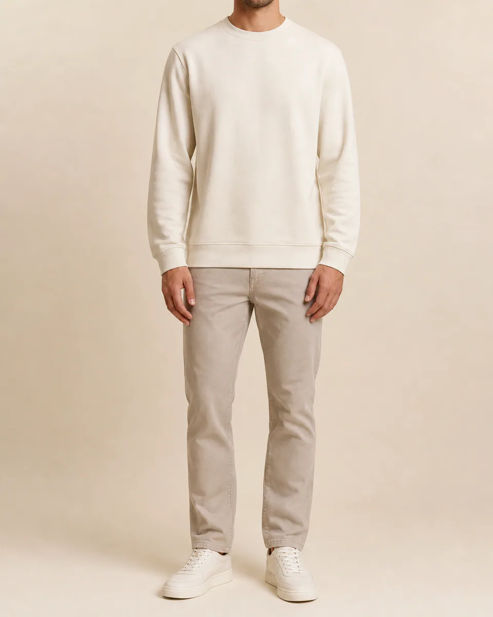 Modelo vestindo moletom off-white de corte reto em fundo claro