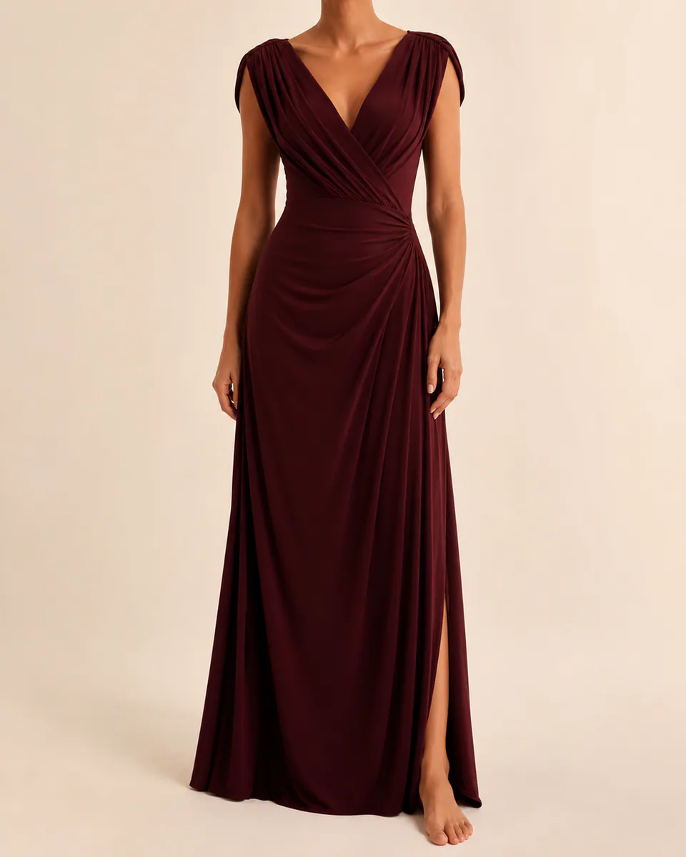 Modelo vestindo vestido longo vinho drapeado em estúdio claro