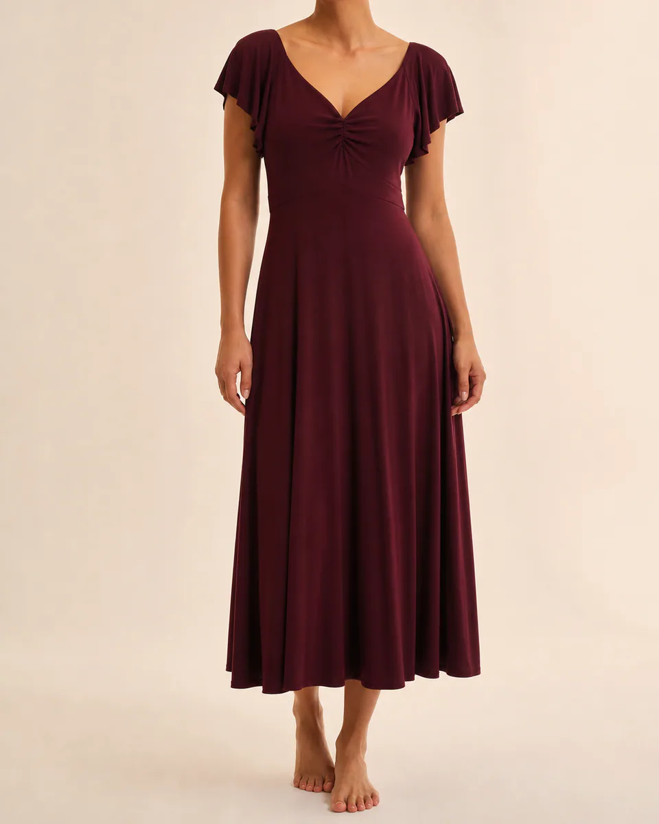 Modelo vestindo vestido midi vinho em fundo de estúdio claro